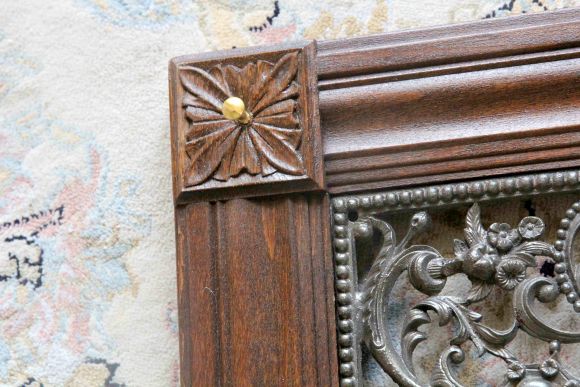 Старинная чугунная решетка вытяжка 