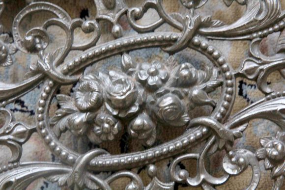 Старинная чугунная решетка вытяжка 