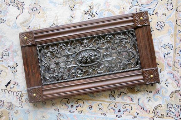 Старинная чугунная решетка вытяжка 