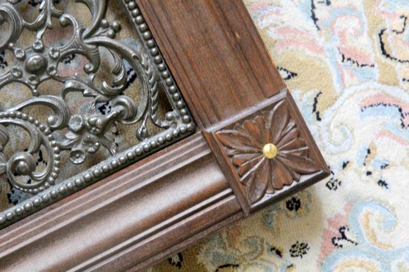 Старинная чугунная решетка вытяжка 