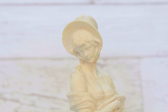 Винтажная статуэтка дама в шляпке - Бисквитный фарфор