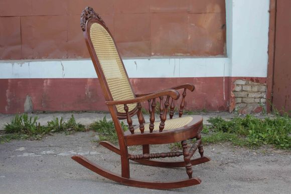Замечательное винтажное кресло-качалка. Европа. 20 век.