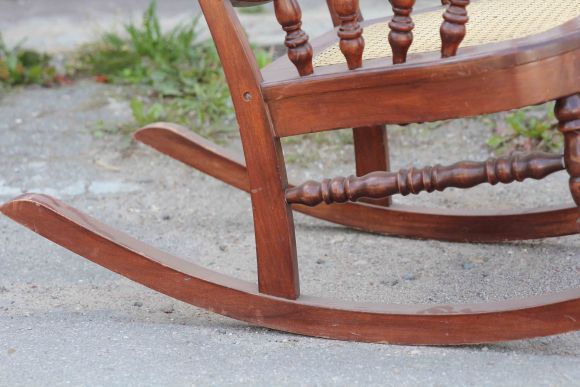 Замечательное винтажное кресло-качалка. Европа. 20 век.