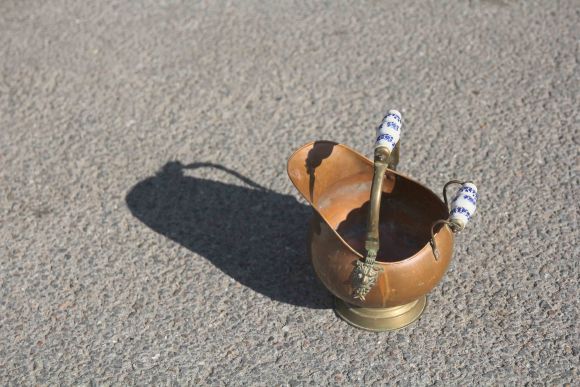 Старинный медный зольник с фарфоровыми ручками