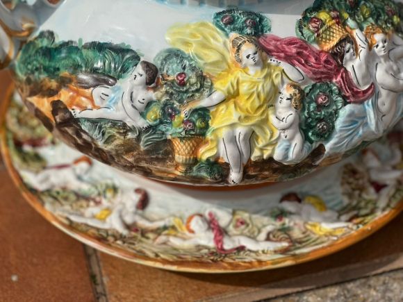 Старинная супница Каподимонте. Европа. Начало 20 века