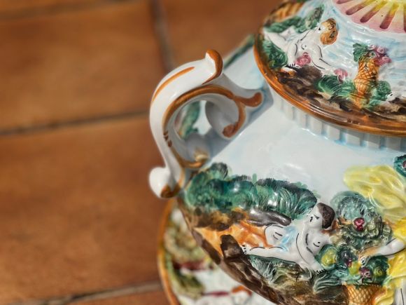 Старинная супница Каподимонте. Европа. Начало 20 века