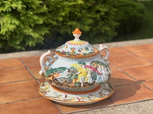 Старинная супница Каподимонте. Европа. Начало 20 века