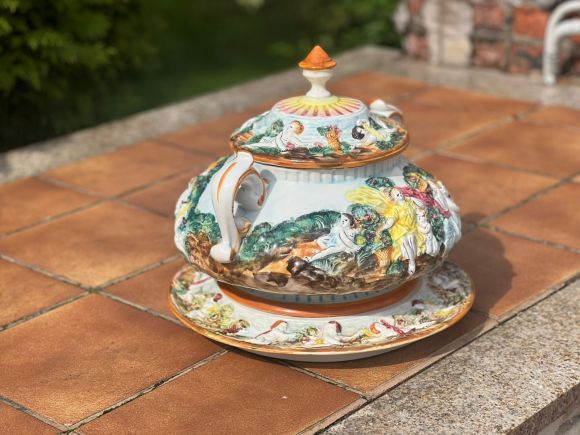 Старинная супница Каподимонте. Европа. Начало 20 века