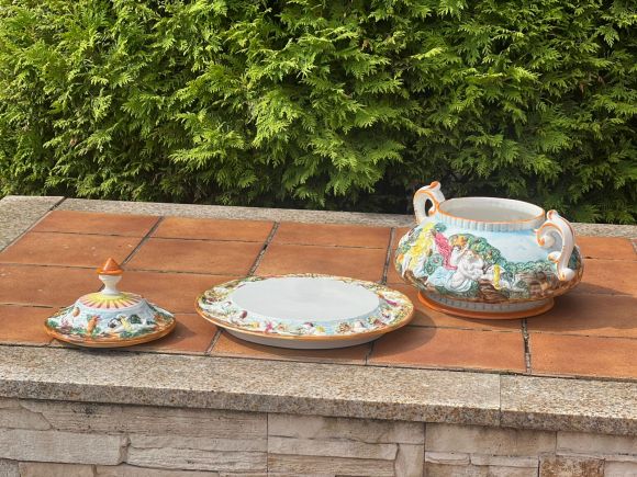 Старинная супница Каподимонте. Европа. Начало 20 века