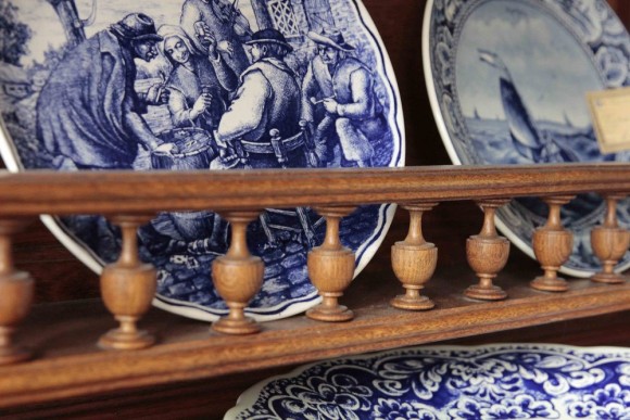 Антикварный шкаф из ореха.После реставрации.  Европа. Начало 20 века