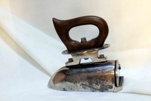 Интересный,  редкий, угольный  утюг с узором. Европа.Конец 19 века