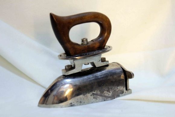 Интересный,  редкий, угольный  утюг с узором. Европа.Конец 19 века