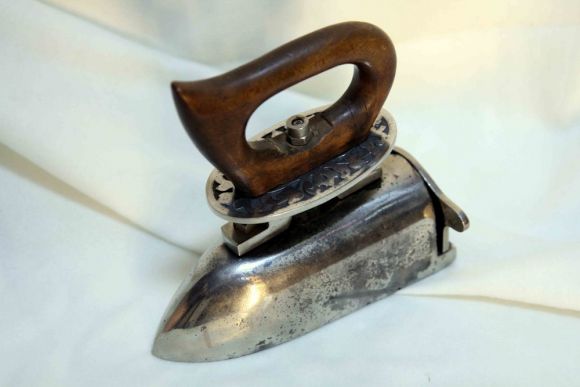 Интересный,  редкий, угольный  утюг с узором. Европа.Конец 19 века