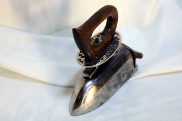 Интересный,  редкий, угольный  утюг с узором. Европа.Конец 19 века