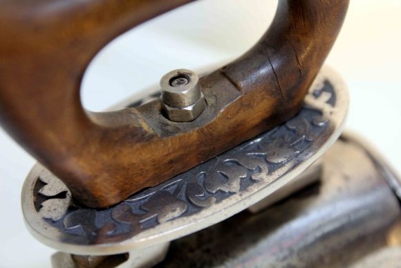 Интересный,  редкий, угольный  утюг с узором. Европа.Конец 19 века