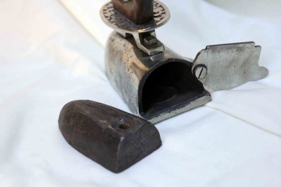 Интересный,  редкий, угольный  утюг с узором. Европа.Конец 19 века