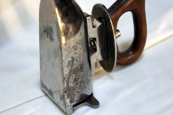 Интересный,  редкий, угольный  утюг с узором. Европа.Конец 19 века