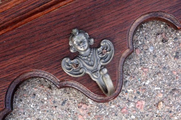 Старинная дубовая настенная полка-вешалка