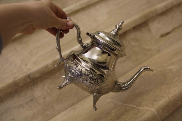 Шикарный винтажный чайник на изящный ножках. Отличное сотояние