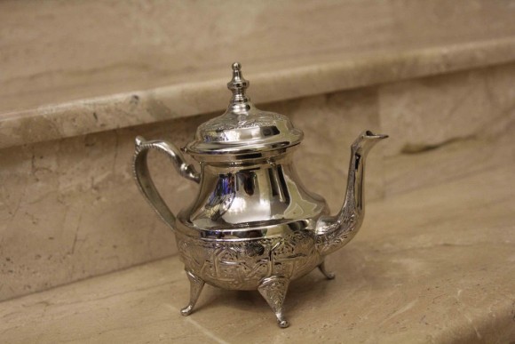 Шикарный винтажный чайник на изящный ножках. Отличное сотояние