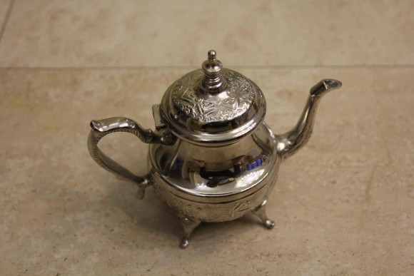 Шикарный винтажный чайник на изящный ножках. Отличное сотояние