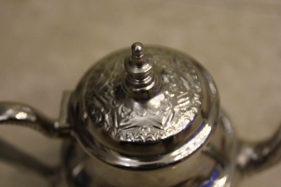 Шикарный винтажный чайник на изящный ножках. Отличное сотояние