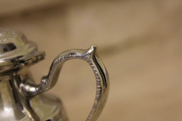 Шикарный винтажный чайник на изящный ножках. Отличное сотояние