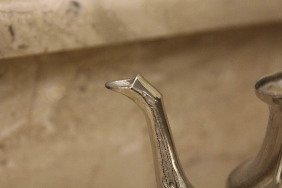 Шикарный винтажный чайник на изящный ножках. Отличное сотояние