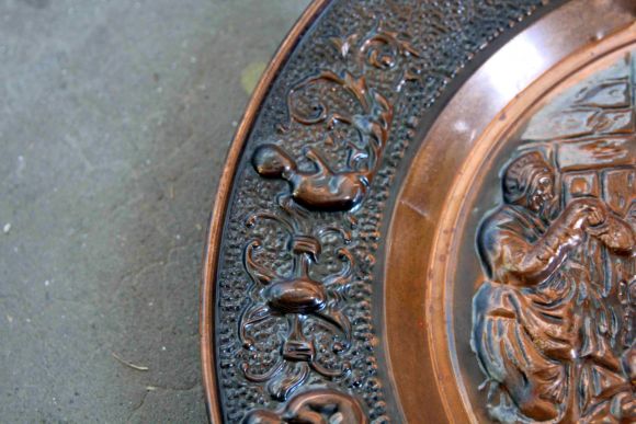 Качественное круглое старинное панно СЦЕНА ИЗ ЖИЗНИ