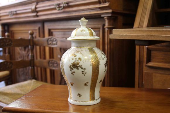 Винтажная Ваза с крышкой в золоте