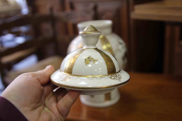 Винтажная Ваза с крышкой в золоте