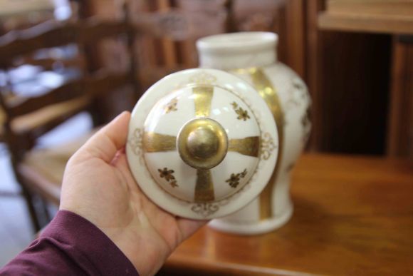 Винтажная Ваза с крышкой в золоте