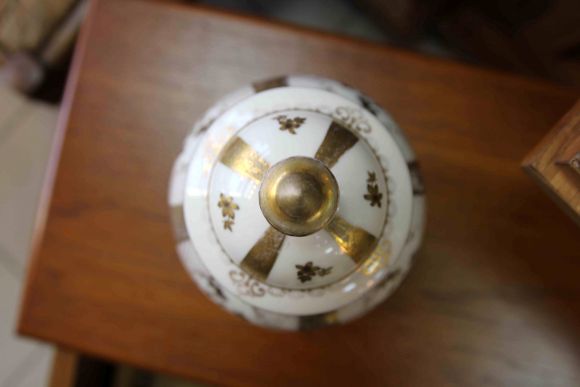 Винтажная Ваза с крышкой в золоте