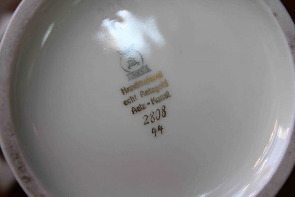 Винтажная Ваза с крышкой в золоте