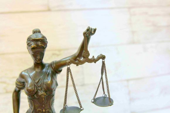 Бронзовая скульптура Фемида на мраморе