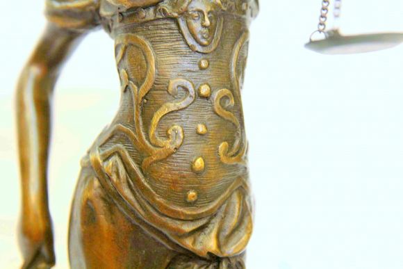 Бронзовая скульптура Фемида на мраморе