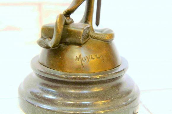 Бронзовая скульптура Фемида на мраморе