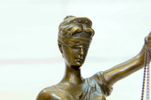 Бронзовая скульптура Фемида на мраморе