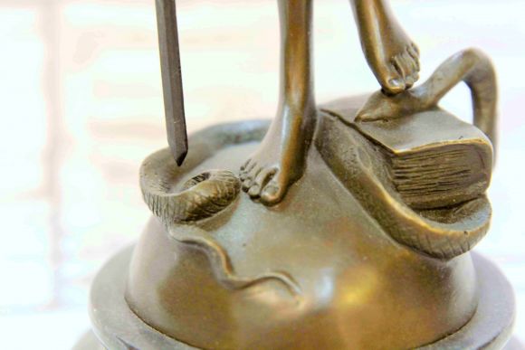 Бронзовая скульптура Фемида на мраморе