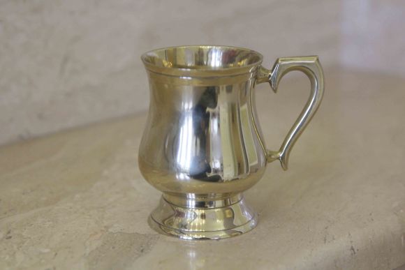 Винтажная латунная кружка с отогнутым наружу венчиком.