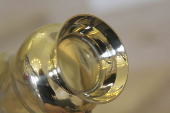 Винтажная латунная кружка с отогнутым наружу венчиком.