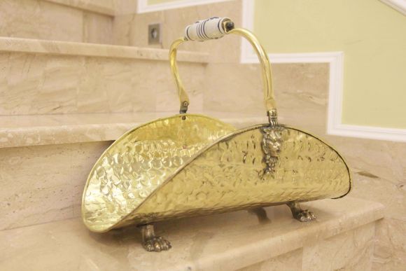 Замечательная старинная латунная дровница