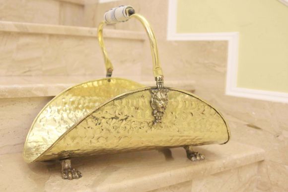 Замечательная старинная латунная дровница