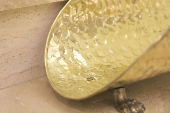 Замечательная старинная латунная дровница