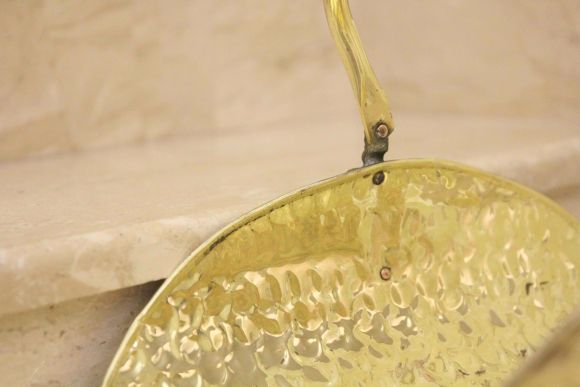 Замечательная старинная латунная дровница