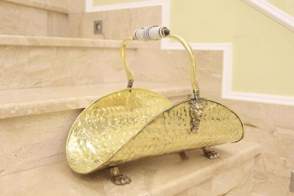 Замечательная старинная латунная дровница