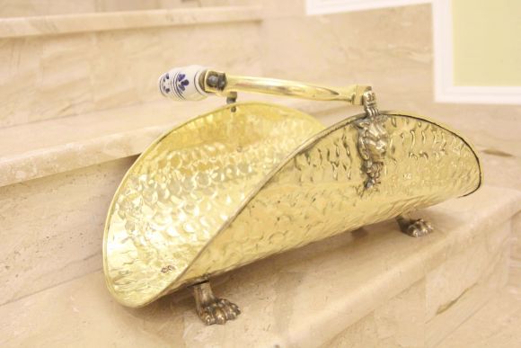 Замечательная старинная латунная дровница