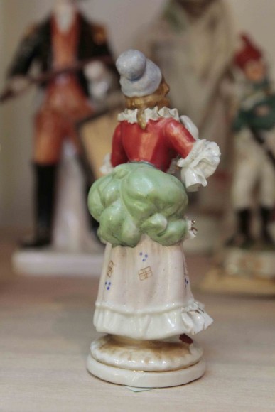 Антикварная фарфоровая статуэтка Барышня