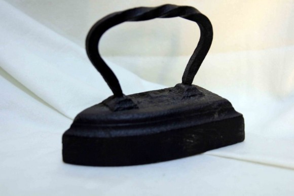 Старинный утюг. Монолит. черный металл. Европа. Конец 19 века