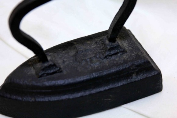 Старинный утюг. Монолит. черный металл. Европа. Конец 19 века